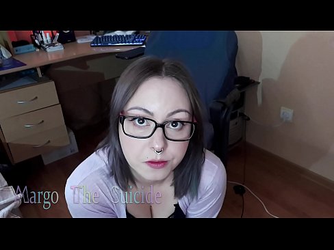 ❤️ Σέξι κορίτσι με γυαλιά πιπιλίζει Dildo βαθιά στην κάμερα ❌ Σεξ ❌❤